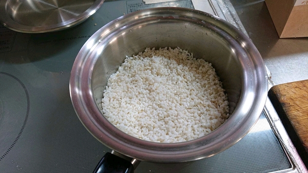 まずは、鍋に米.jpg