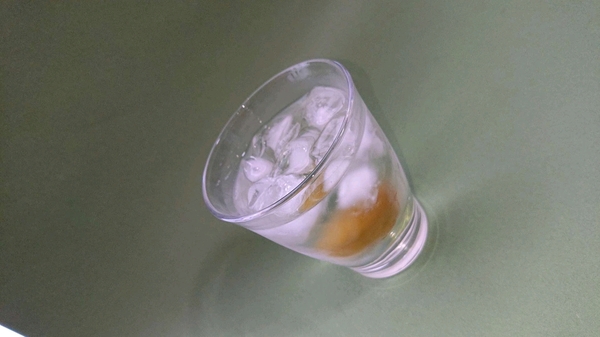 氷を浮かべて　グラス.jpg