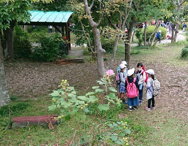 園内の小学生 完成版.jpg