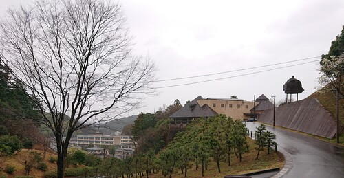 雨の秋野不矩美術館.jpg