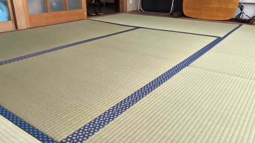 新しい畳入る.jpg