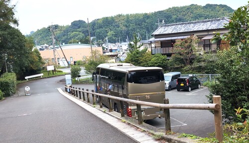 駐車場にバスが.jpg