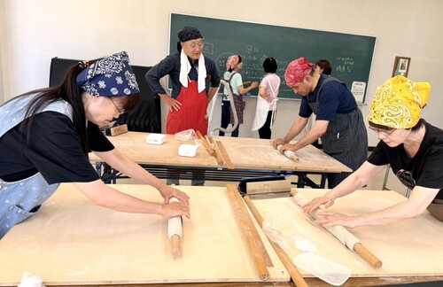 生地を延ばす.jpg