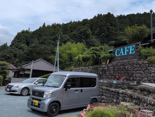 カフェと愛車.jpeg